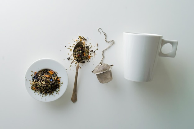 estetyczny wizerunek metalowego kubka do herbaty ziołowej i miodu na białym tle