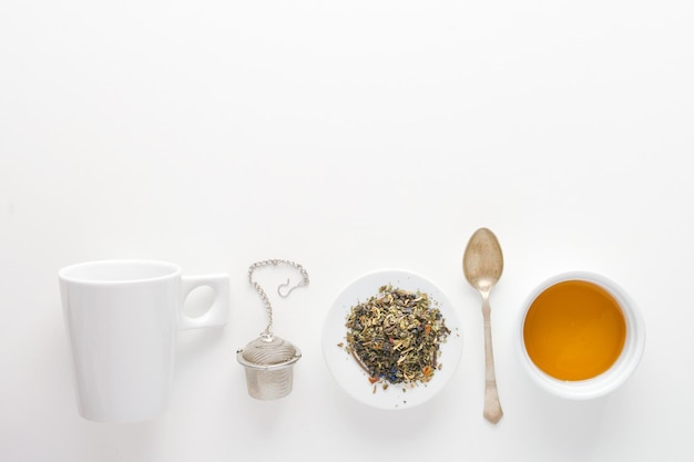 Estetyczny Wizerunek Metalowego Kubka Do Herbaty Ziołowej I Miodu Na Białym Tle
