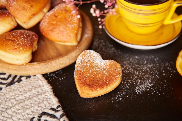 Estetyka domowej roboty babeczki w kształcie serca o smaku pomarańczowym na Walentynki Tea time żółte kubki