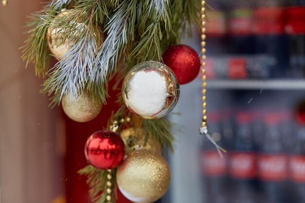 Estetyka zewnętrznych ozdób choinkowych z jasnymi światłami i kulkami w tle na rynku bożonarodzeniowym