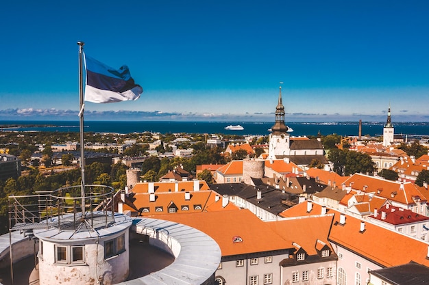 Estońska flaga na wieży Tall Hermann na Starym Mieście w Tallinie, Estonia