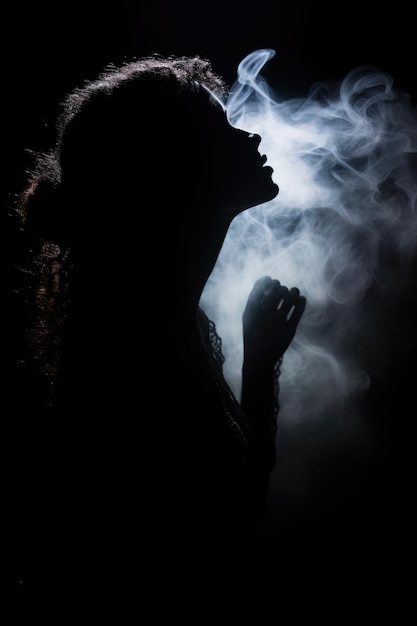 Eteryczna sylwetka białego dymu kobiety