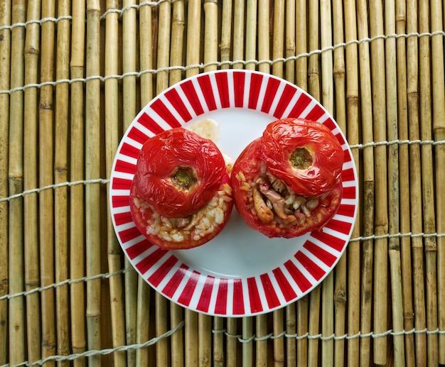 Etli Domates Dolmas± pomidor faszerowany mięsem i ryżem. Kuchnia bliskowschodnia
