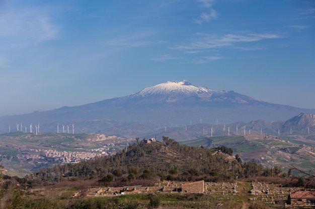 Etna i panoramiczny widok starożytnego greckiego miasta Morgantina na Sycylii