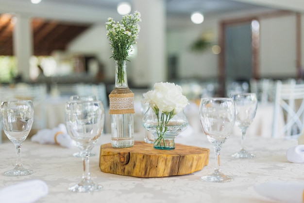 Etykieta dekoracyjna na stół weselny kwiaty sztućce i organizacja kubka