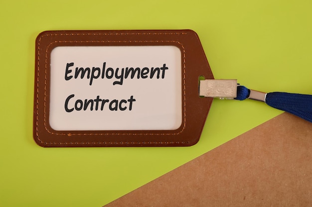 Etykieta napisana z UMOWĄ O PRACĘ Podpisanie umowy o zatrudnienie