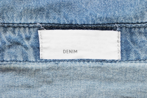 Etykieta odzieży mówi denim