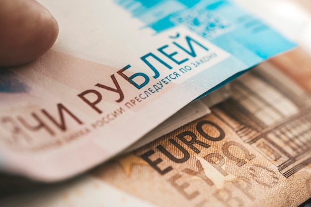 Euro i ruble. Pojęcie wymiany walut. Kryzys gospodarczy, upadek gospodarki światowej. Dewaluacja rubla. Upadek rosyjskiej waluty. Kantor wymiany walut w Banku.