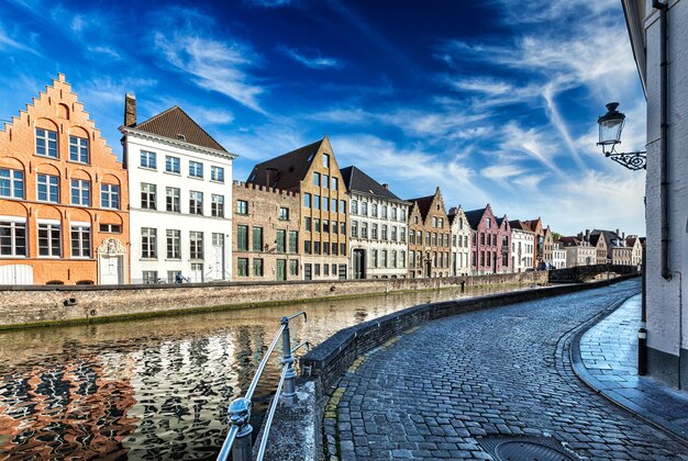 Europa podróż tło ulica wzdłuż kanału i średniowiecznych domów Bruges Brugge Belgia