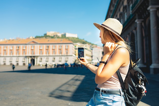 Europa podróże letnia turystyka wakacje wakacje zdjęcie dziewczyna z telefonem komórkowym patrząca na stare miasto