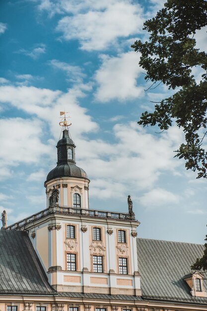 Europejski budynek uniwersytecki z ubiegłego wieku z piękną iglicą w centrum miasta.