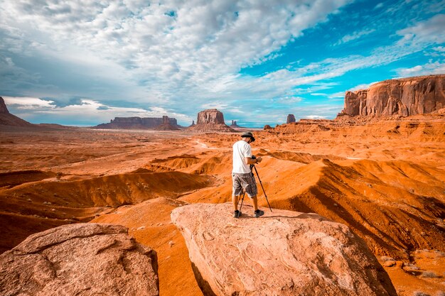 Europejski fotograf w John Ford's Point w Monument Valley.