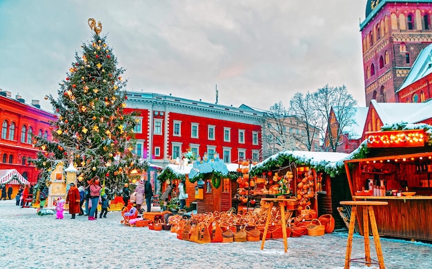 Europejski jarmark bożonarodzeniowy w zimie Ryga na Łotwie. Zima. Późnym wieczorem. Targi uliczne i świąteczne w europejskim mieście Dekoracja adwentowa z rękodziełem na bazarze