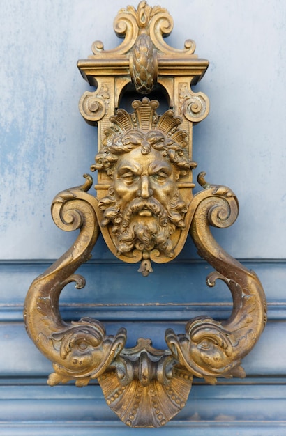 Zdjęcie europejski vintage stara metalowa kołatka z kutego żelaza design detal paryż