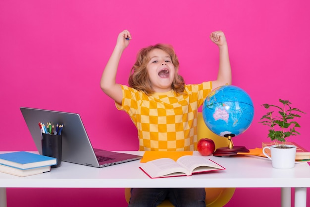 Excited uczeń Inteligentny kaukaski chłopiec szkoły kid uczeń uczeń wraca do szkoły Dziecko w wieku szkolnym wyizolowanych na czerwonym różowym tle studyjny