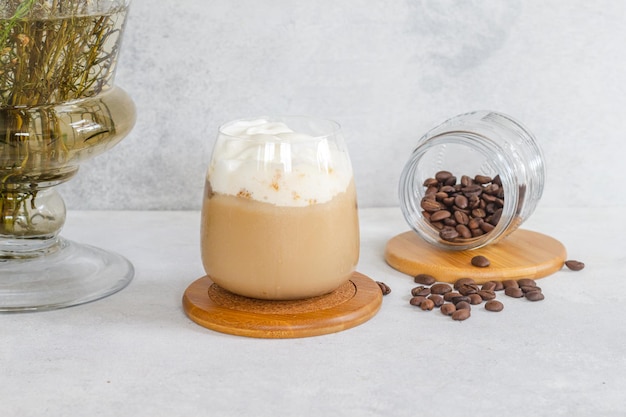 Expresso Frão Con Espuma De Leche Frãa Con Café Molido Marrã³n Y Granos De Café Espolvoreado En Una Mesa Blanca