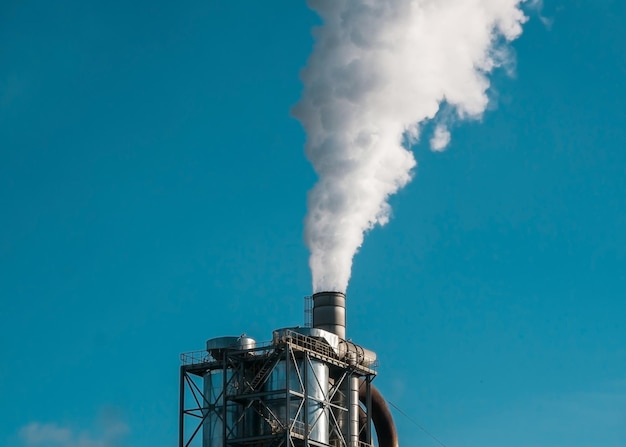 Fabryczne rury odprowadzające smog do środowiska