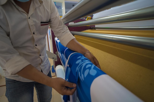 Fabryka wnętrz Duża maszyna do prasowania na gorąco dla branży tkanin w drukarni Koncepcja sublimacji