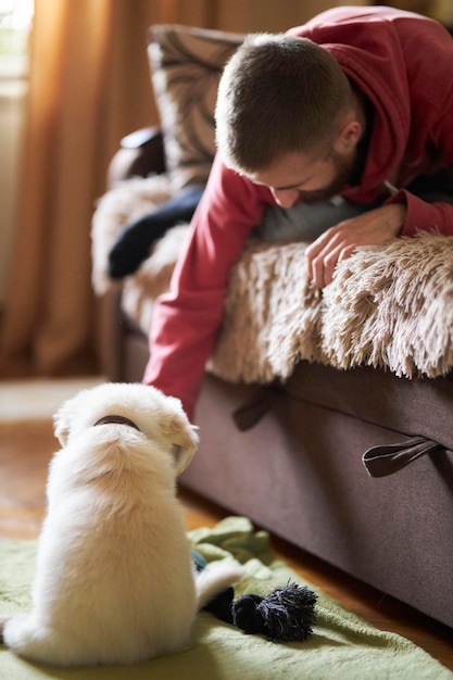 Facet Bawi Się Ze Szczeniakiem Szczeniak Golden Retriever