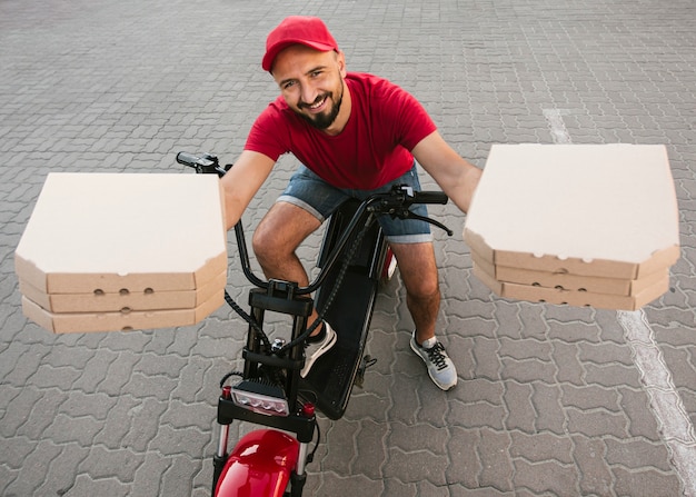 Zdjęcie facet dostawy wysoki kąt gospodarstwa pudełka po pizzy