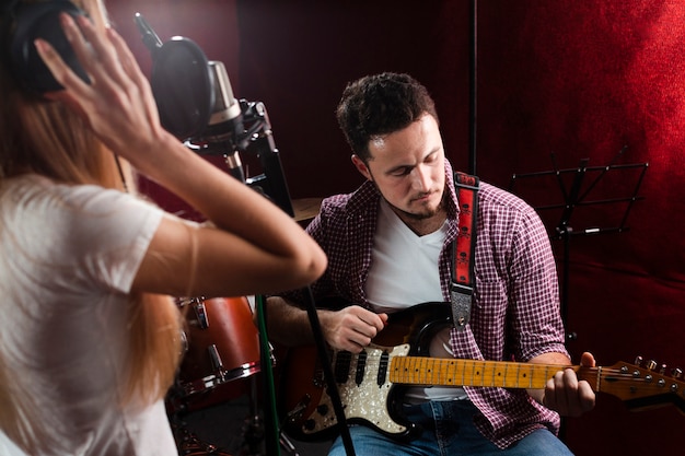 Zdjęcie facet gra na gitarze elektrycznej i śpiewa kobieta