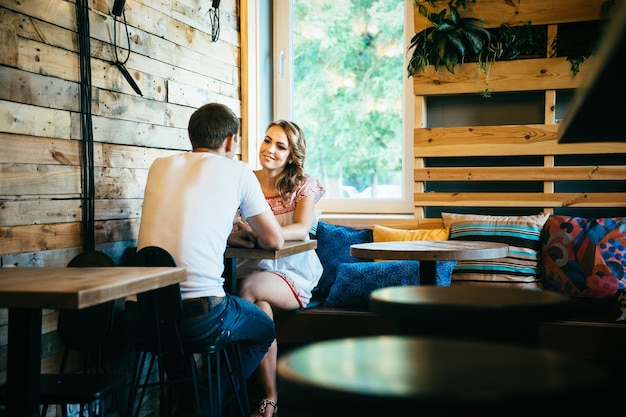 Facet i dziewczyna spotykają się w kawiarni stylizowanej na miasto