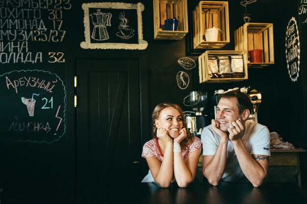 Zdjęcie facet i dziewczyna spotykają się w kawiarni stylizowanej na miasto