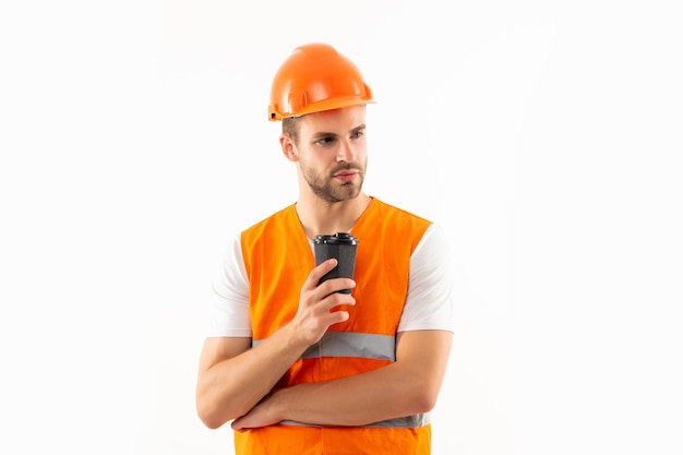 Facet inżynier lub architekt pracujący magazyn mężczyzna pracownik pijący kawę mężczyzna naprawa dróg lub pracownik budowlany na białym budowniczym w kasku i pomarańczowym mundurze