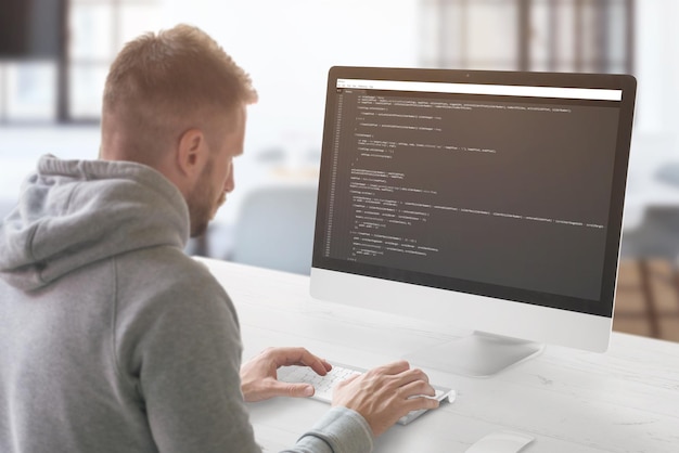 Facet programujący na komputerze w biurze