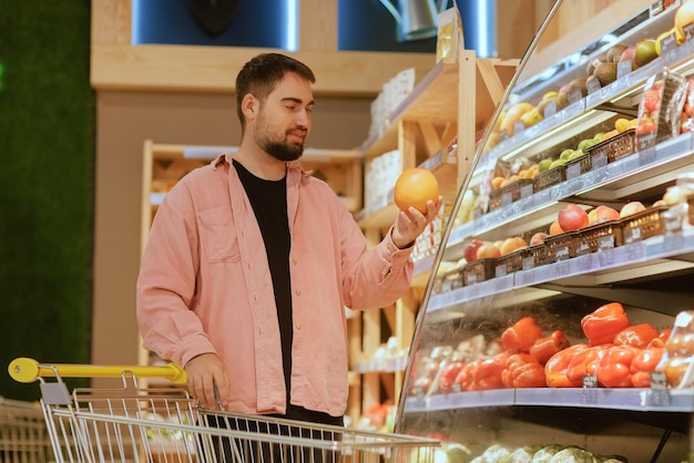 Facet robi zakupy w supermarkecie koncepcja zakupów