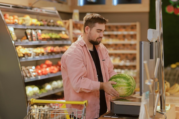 Facet robi zakupy w supermarkecie koncepcja zakupów