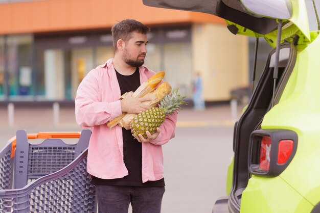 Facet robi zakupy w supermarkecie koncepcja zakupów