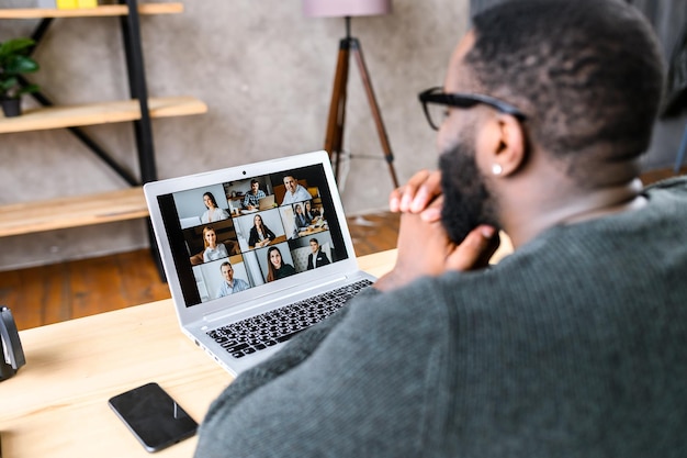 Facet rozmawiający online z pracownikami za pośrednictwem rozmowy wideo