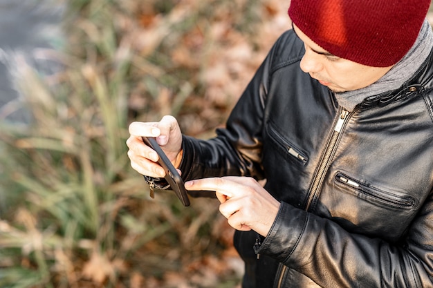 Facet Trzyma Telefon W Ręku I Robi Zdjęcie