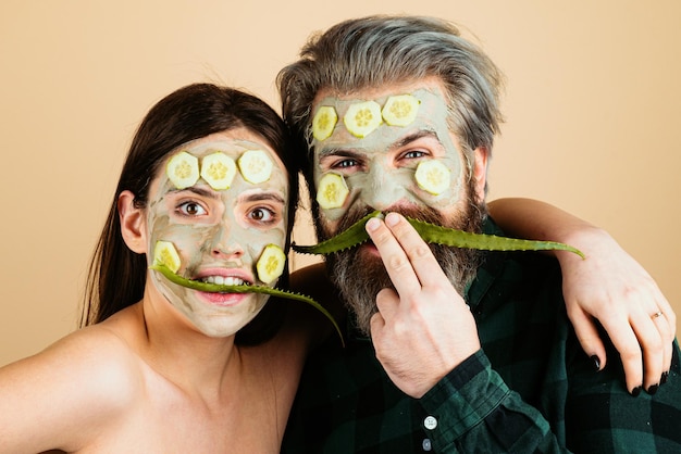 Facet z kobietą robią maskę na skórę razem zabawna para kochanków na białym tle zdjęcie emocjonalne śmieszne cou