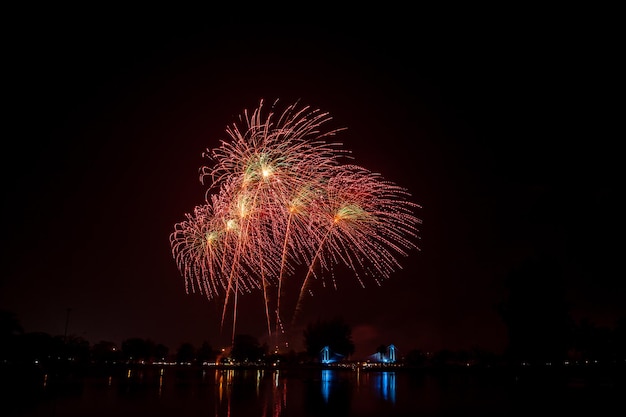 fajerwerki na ciemnym niebie na nocnym festiwalu