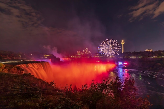 Fajerwerki wodospadu Niagara i kolorowe iluminacje wodospadu Widok od strony amerykańskiej