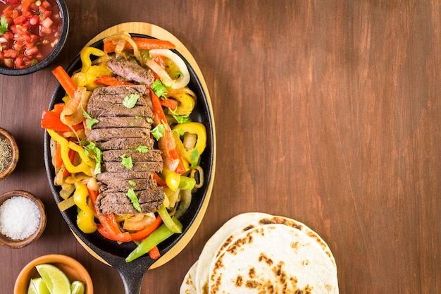 Fajitas Stek Z Papryką I żółtą Cebulą Na żeliwnej Patelni Fajita.