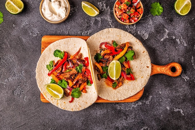 FAJITAS z kolorową papryką i cebulą podawany z tortillami