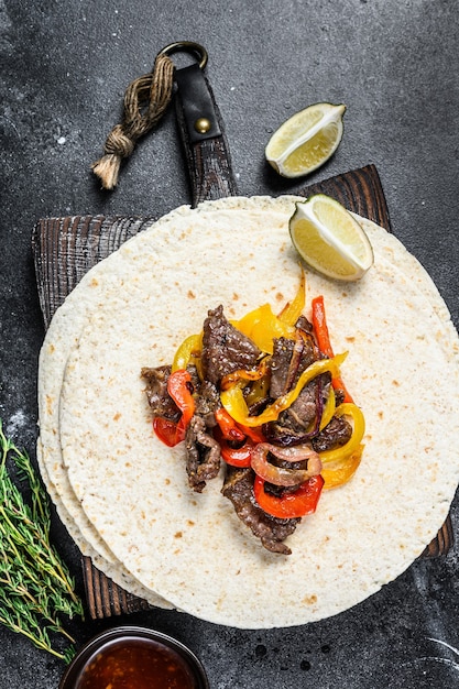 Fajitas ze stekiem wołowym z tortillą, mieszanką papryki i cebuli tradycyjne meksykańskie jedzenie