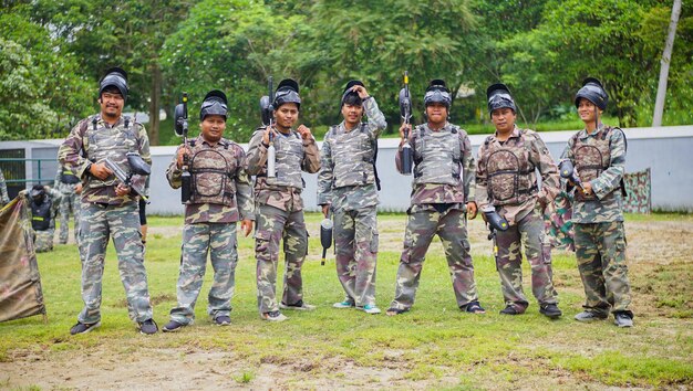 Zdjęcie fajna i potężna drużyna paintballowa