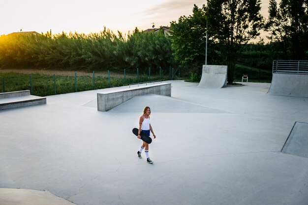 Fajna skaterka w skateparku