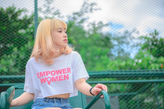 Fajne Azjatyckie Biodrówki Dziewczyna Pozuje Do Zrobienia Fotolifestyle Nowoczesnej Kobiety Tajowie W Stylu Hipisowskimzłote Hairskawaii Japan Style