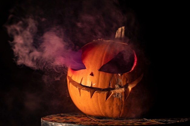 Fajne Ujęcie Wyrzeźbionej Dyni Na Halloween Z Wydobywającym Się Z Niej Purpurowym Dymem