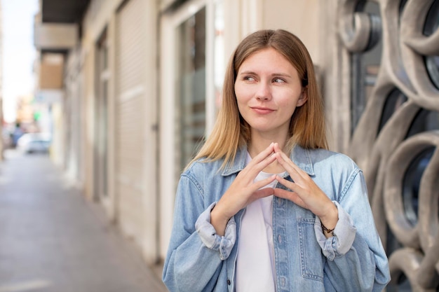 fajny model kaukaski na świeżym powietrzu