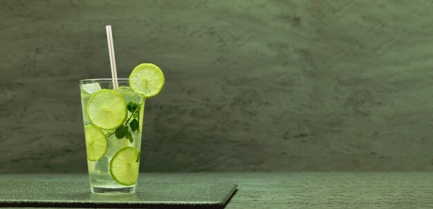 Fajny napój Mojito w szklanej szklance na ciemnym tle