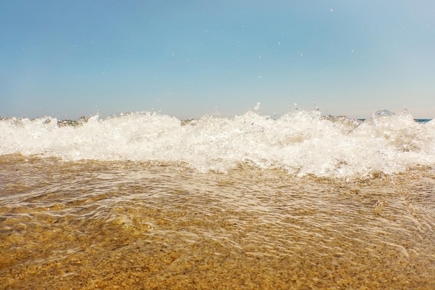 Fala błękitnego oceanu na piaszczystej plaży lato w tle