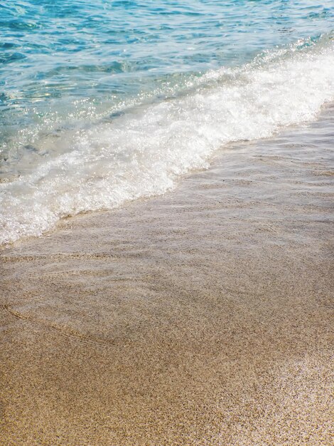 Fala błękitnego oceanu na piaszczystej plaży lato w tle