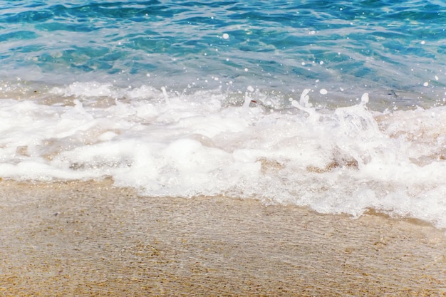 Fala błękitnego oceanu na piaszczystej plaży lato w tle