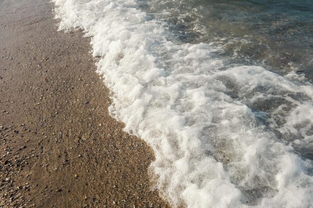 Fala błękitnego oceanu na plaży z bliska